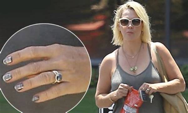 Jennie Garth Takes off Her Wedding Ring, Keeps the Divorce Talk Sweet and Classy