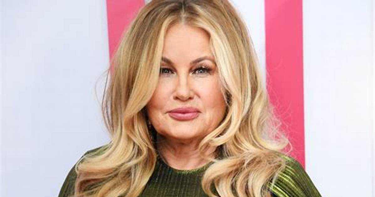 Jennifer Coolidge Had an Allergic Reaction to a Spray Tan and Had to Go to the Er