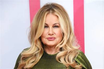 Jennifer Coolidge Had an Allergic Reaction to a Spray Tan and Had to Go to the Er