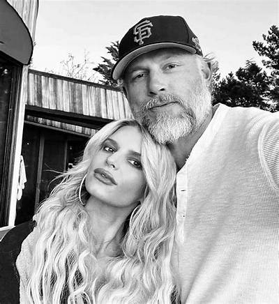 Jessica Simpson’s Friends Think Her Boyfriend Is “Using Her” for Money & Fame