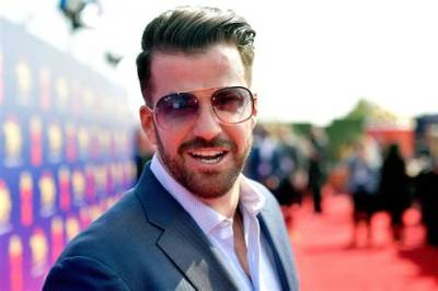 Johnny Bananas Pulled a Kanye at the Mtv Awards. .. but Like, Worse