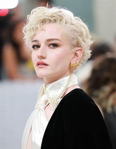 Julia Garner Bio (Wiki)