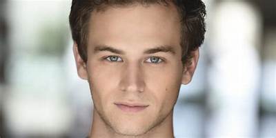 Justin Foley Bio (Wiki)