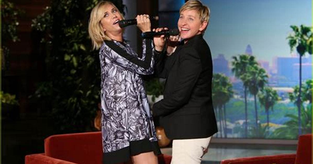 Kristen Wiig and Ellen Degeneres Perform Let It Go