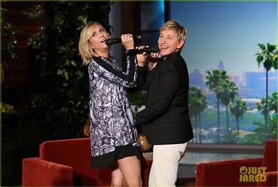 Kristen Wiig and Ellen Degeneres Perform Let It Go