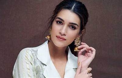 Kriti Sanon - Age, Family, Bio