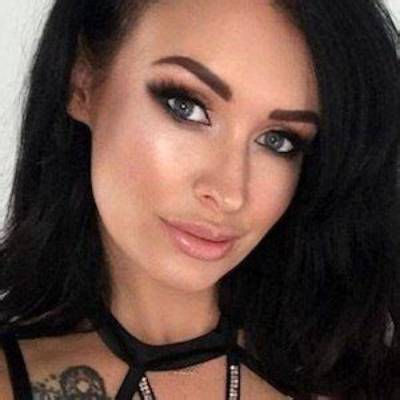 Laura Lux - Age, Family, Bio
