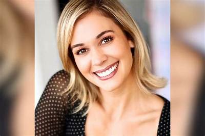 Lauren Compton - Age, Family, Bio