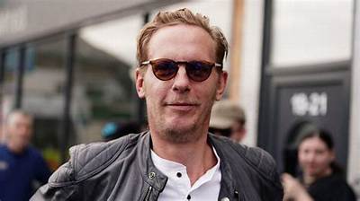 Laurence Fox Bio (Wiki)