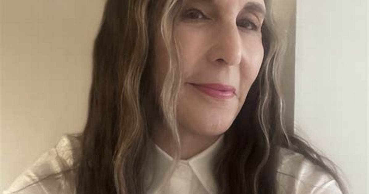 Laurie Simmons Bio (Wiki)