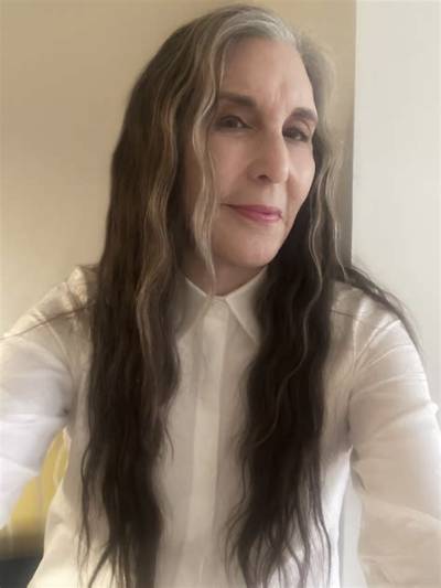 Laurie Simmons Bio (Wiki)
