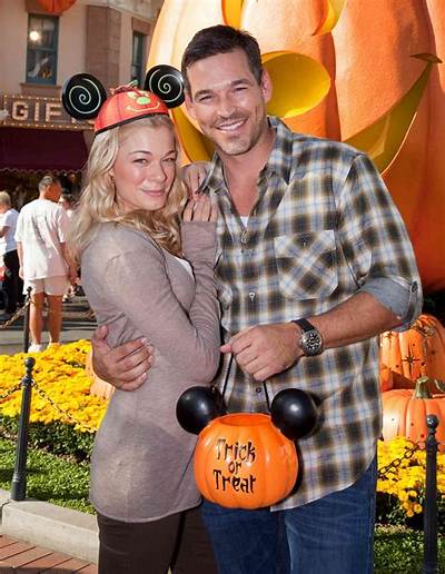 Leann Rimes & Eddie Cibrian’s Halloween Couple-Costumes Were Pretty Lame This Year