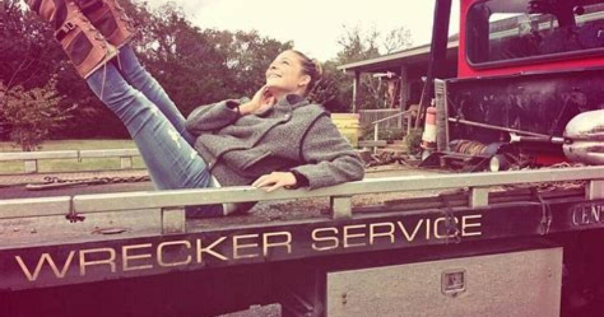 Leann Rimes Poses on a ‘Wrecker’ Truck, Posts Pic on Twitter: Funny or Trashy?