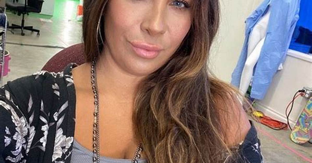 Liana Mendoza - Age, Family, Bio