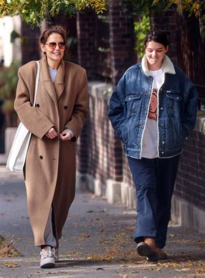 Like Mother, Like Daughter. Suri Cruse Doppelganger of Katie Holmes! ! Daughter from Previous Marriage…Know About Her Previous Relation with Her Ex-Husband Tom Curise as Well as Her Boyfriends. Katie Changing Her Career from Actor to Director? ?! !