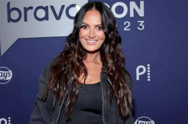 Lisa Barlow - Age, Family, Bio