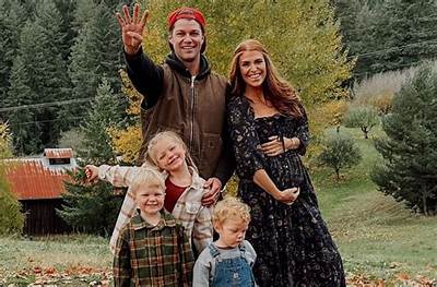 Little People Stars, Audrey Roloff and Jeremy Roloff’s Daughter’s First Photo Revealed Here! Husband and Wife Are Super Happy!