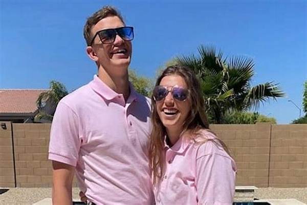 Liz Keenoandliz - Trivia, Family, Bio