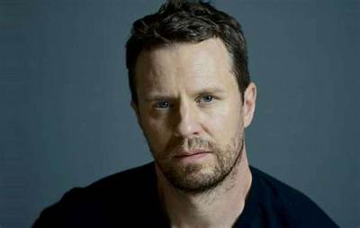 Luke Mably Height, Weight, Net Worth, Age, Birthday, Wikipedia, Who, Instagram, Biography