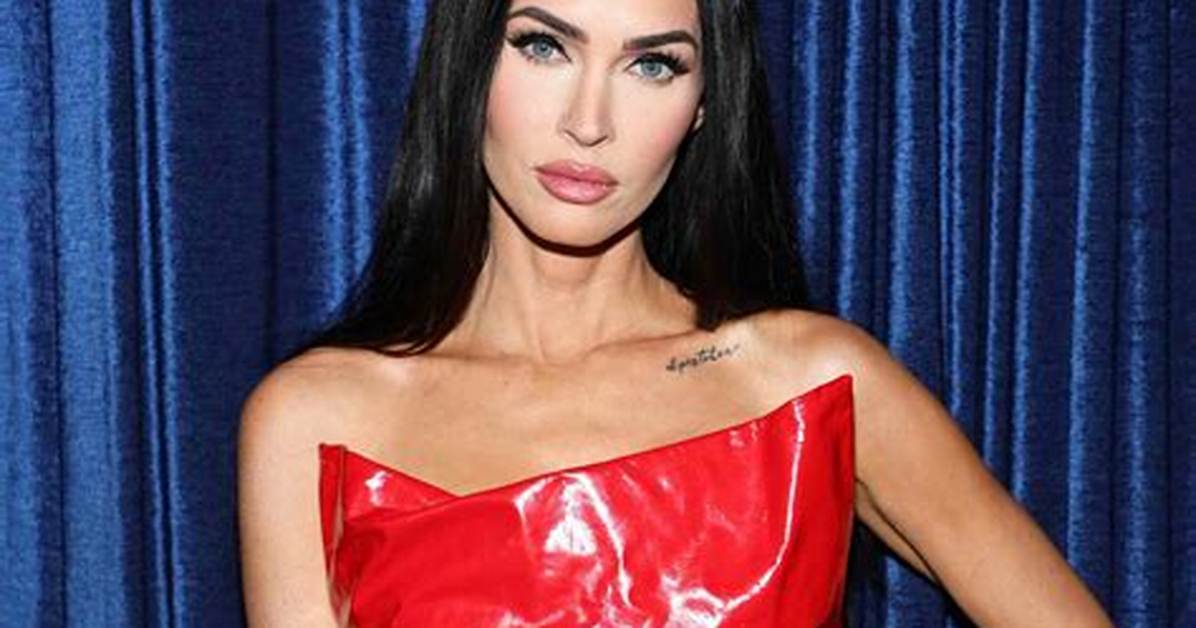 Megan Fox in Sexy Lbd Can’t Stop Touching Her Black-Tongue Boyfriend Machine Gun Kelly in Pda-Filled Bbmas!
