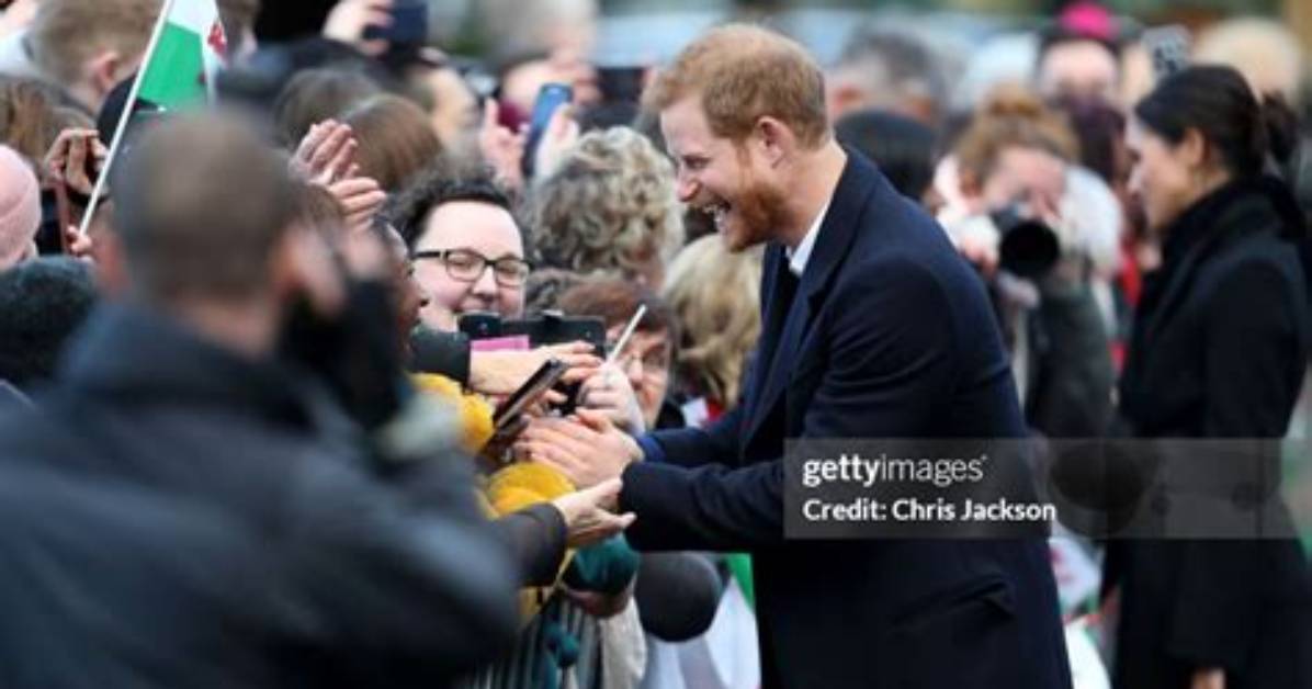 Meghan Markle Signs Autographs in Visit to La Children's Hospital