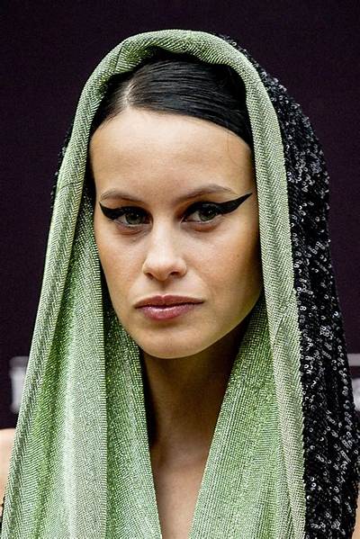 Milena Smit Bio (Wiki)