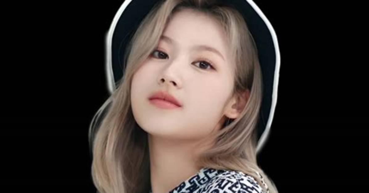 Minatozaki Sana - Age, Family, Bio