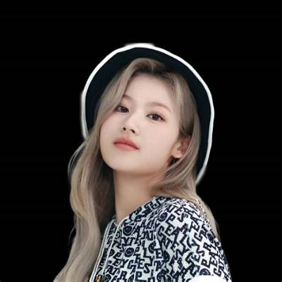 Minatozaki Sana - Age, Family, Bio