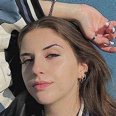 Nicole Fernandes - Age, Family, Bio