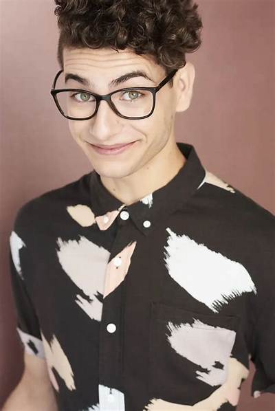 Noah Grossman’s Age, Girlfriend, Height, Net Worth. Gay?