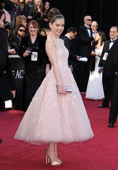Oscar Fashion: Hailee Steinfeld’s Playful Pink Marchesa
