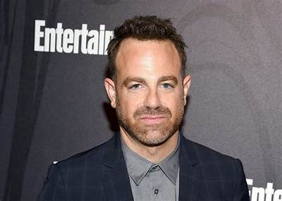 Paul Adelstein - Age, Family, Bio
