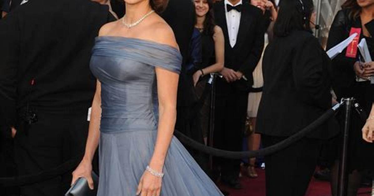Penelope Cruz in Red Armani Priv%C3%A9 Gorgeous 400. Jpg