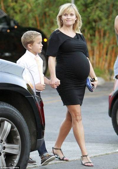 Reese Witherspoon “Looks Pregnant” and People Are Noticing