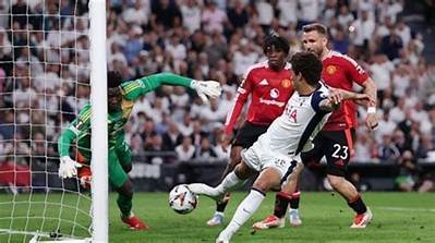 Referee Steve Buscemi Trolled for Allegedly Favoring Barcelona in Europa League Tie vs Manchester United at Old Trafford