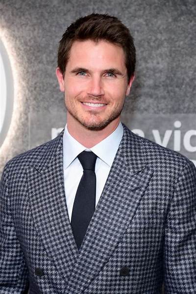 Robbie Amell Height, Net Worth, Age, Wiki, Who, Biography, Boyfriend, Girlfriend