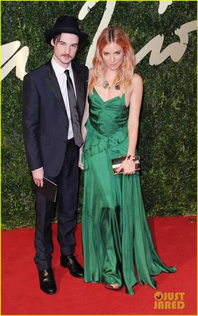 Sienna Miller & Tom Sturridge Split Because He Wanted More Babies & She Didn’t