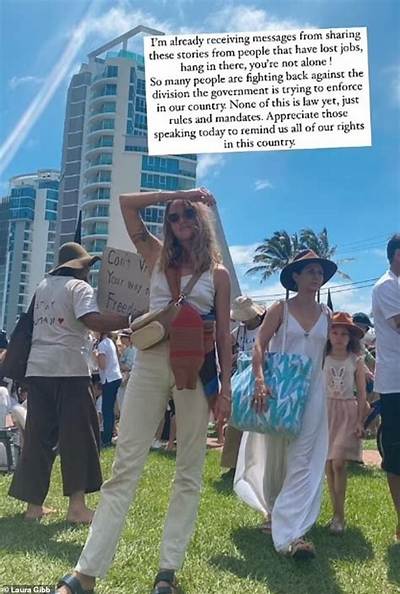 Simon Baker Dumped His Crazy Anti-Vaxxer Girlfriend a Few Months Ago