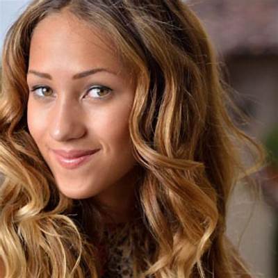 Skylar Stecker - Age, Family, Bio