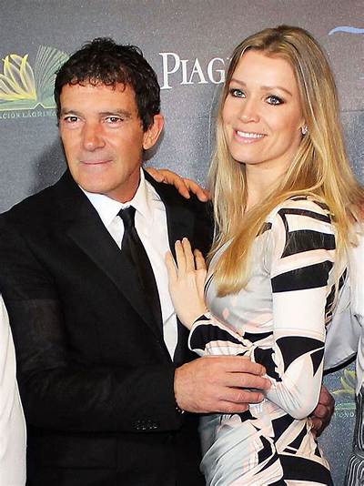 Star: Dakota Johnson Hates Stepdad Antonio Banderas for His Younger Girlfriend