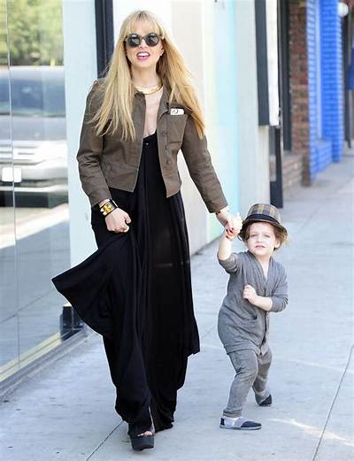 Star: Rachel Zoe Lives on 600 Calories a Day, ‘Surviving on Coffee, Nuts & Fruit’