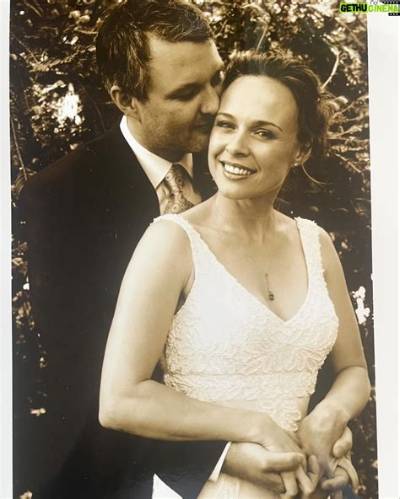 Tami Stronach Bio (Wiki)