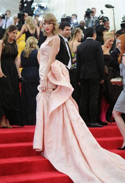 Taylor Swift in Pink Oscar De La Renta at the 2014 Met Gala: Classic or Dated?