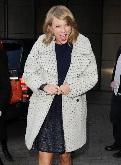 Taylor Swift Smiles in Her Sleep Because She Has Nightmares About Paparazzi