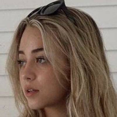 Tess Holloway - Age, Family, Bio
