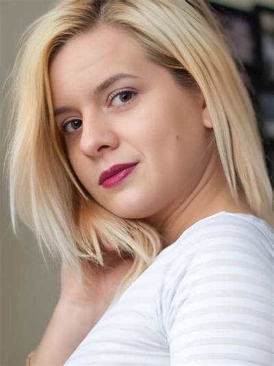Tina Jones - Age, Family, Bio