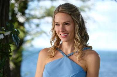 Tori Anderson Height, Weight, Net Worth, Age, Birthday, Wikipedia, Who, Nationality, Biography