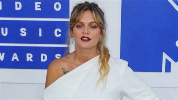 Tove Lo - Age, Family, Bio