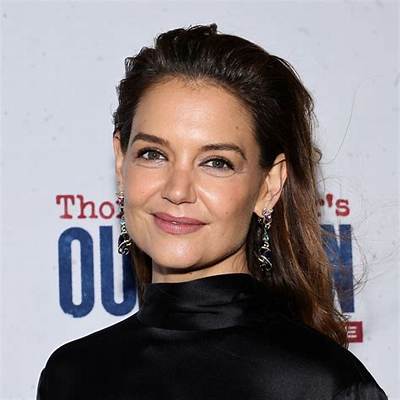 Us: Katie Holmes Is ‘So in Love’ & Wears Disguises to Hook up with Jamie Foxx