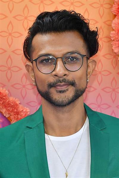 Utkarsh Ambudkar Net Worth - Wiki, Age, Weight and Height, Relationships, Family, and More